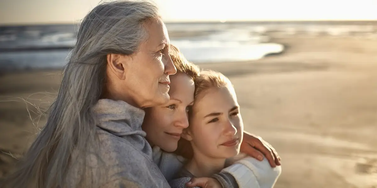 Passaggio generazionale: tre donne di diverse età che rappresentando la continuità e la protezione della famiglia.